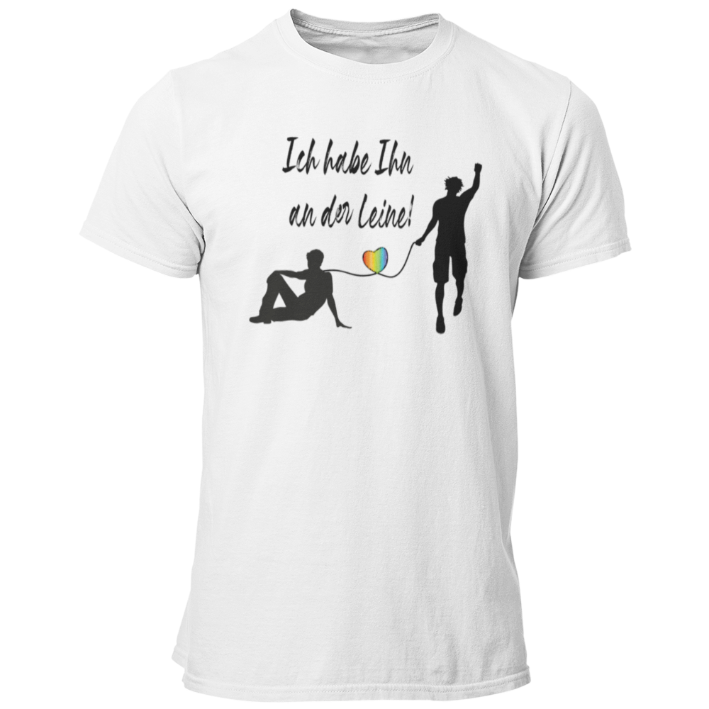 Das JGA T-Shirt „Ich habe Ihn an der Leine“ ist das perfekte Motiv für schwule Paare und ihre Trauzeugen. Mit stilisierten Bräutigam-Figuren und einem Regenbogenherz symbolisiert es die Liebe und Gleichstellung. Dieses Shirt ist ein echter Hingucker und feiert den besonderen Moment, wenn der Bräutigam seinen Partner gefunden hat!