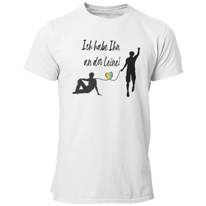 Das JGA T-Shirt „Ich habe Ihn an der Leine“ ist das perfekte Motiv für schwule Paare und ihre Trauzeugen. Mit stilisierten Bräutigam-Figuren und einem Regenbogenherz symbolisiert es die Liebe und Gleichstellung. Dieses Shirt ist ein echter Hingucker und feiert den besonderen Moment, wenn der Bräutigam seinen Partner gefunden hat!