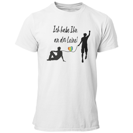 Das JGA T-Shirt „Ich habe Ihn an der Leine“ ist das perfekte Motiv für schwule Paare und ihre Trauzeugen. Mit stilisierten Bräutigam-Figuren und einem Regenbogenherz symbolisiert es die Liebe und Gleichstellung. Dieses Shirt ist ein echter Hingucker und feiert den besonderen Moment, wenn der Bräutigam seinen Partner gefunden hat!