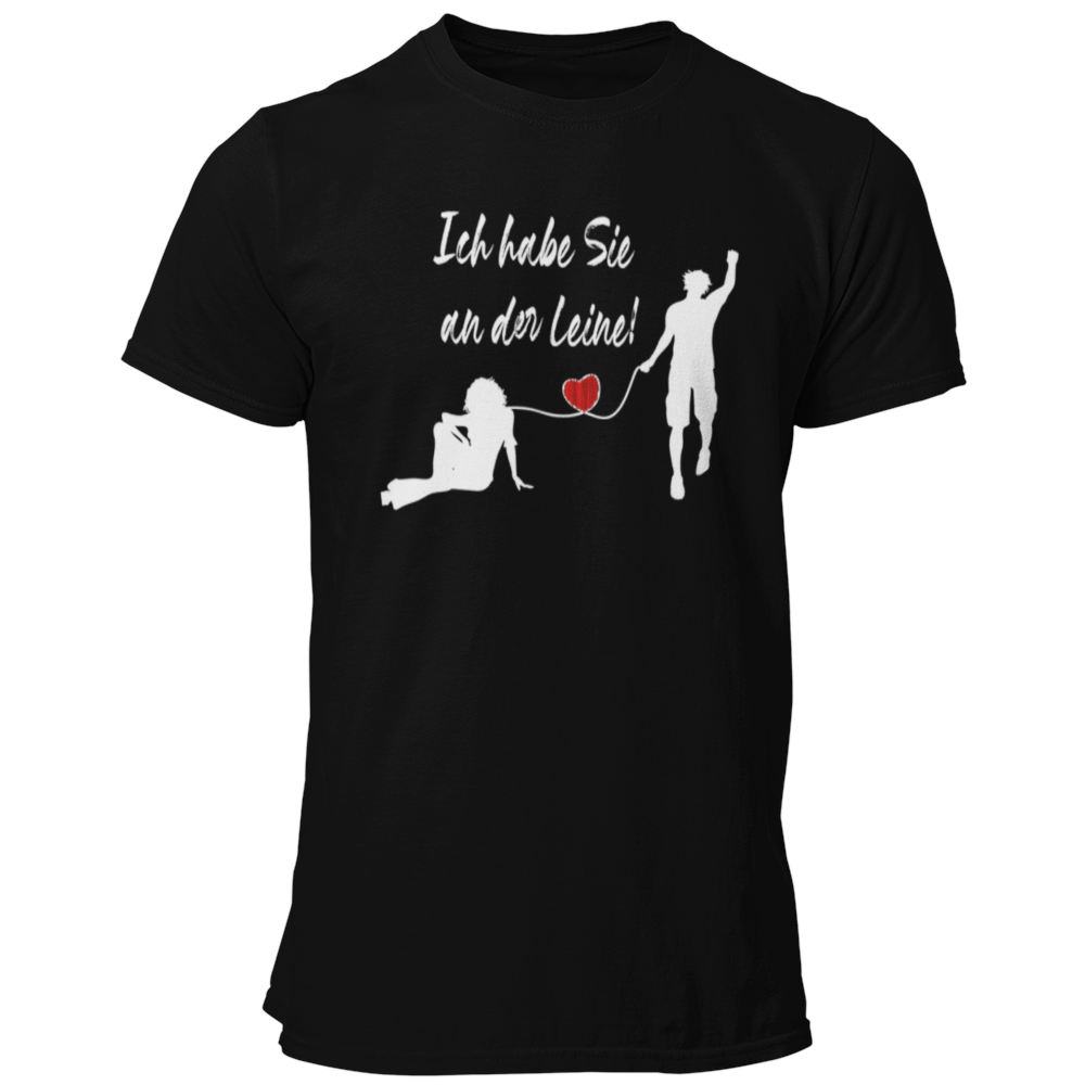 JGA-T-Shirt "Ich habe Sie an der Leine" für den Bräutigam mit stilisiertem Brautpaar und rotem Herz. Humorvolles Design, das stilvoll und witzig ist, ideal für den Junggesellenabschied. Passend für Freunde und Begleiter des Junggesellen.