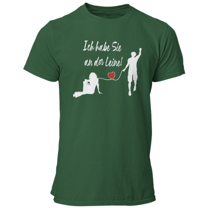 JGA-T-Shirt "Ich habe Sie an der Leine" für den Bräutigam mit stilisiertem Brautpaar und rotem Herz. Humorvolles Design, das stilvoll und witzig ist, ideal für den Junggesellenabschied. Passend für Freunde und Begleiter des Junggesellen.