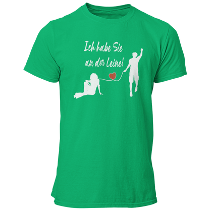 JGA-T-Shirt "Ich habe Sie an der Leine" für den Bräutigam mit stilisiertem Brautpaar und rotem Herz. Humorvolles Design, das stilvoll und witzig ist, ideal für den Junggesellenabschied. Passend für Freunde und Begleiter des Junggesellen.