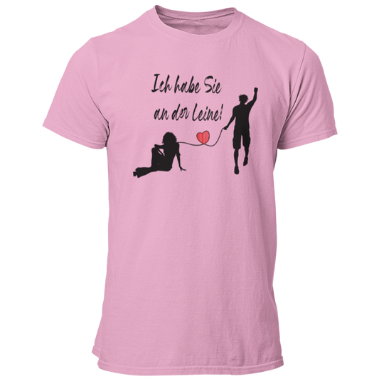 JGA-T-Shirt "Ich habe Sie an der Leine" für den Bräutigam mit stilisiertem Brautpaar und rotem Herz. Humorvolles Design, das stilvoll und witzig ist, ideal für den Junggesellenabschied. Passend für Freunde und Begleiter des Junggesellen.