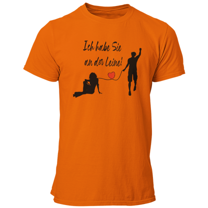 JGA-T-Shirt "Ich habe Sie an der Leine" für den Bräutigam mit stilisiertem Brautpaar und rotem Herz. Humorvolles Design, das stilvoll und witzig ist, ideal für den Junggesellenabschied. Passend für Freunde und Begleiter des Junggesellen.