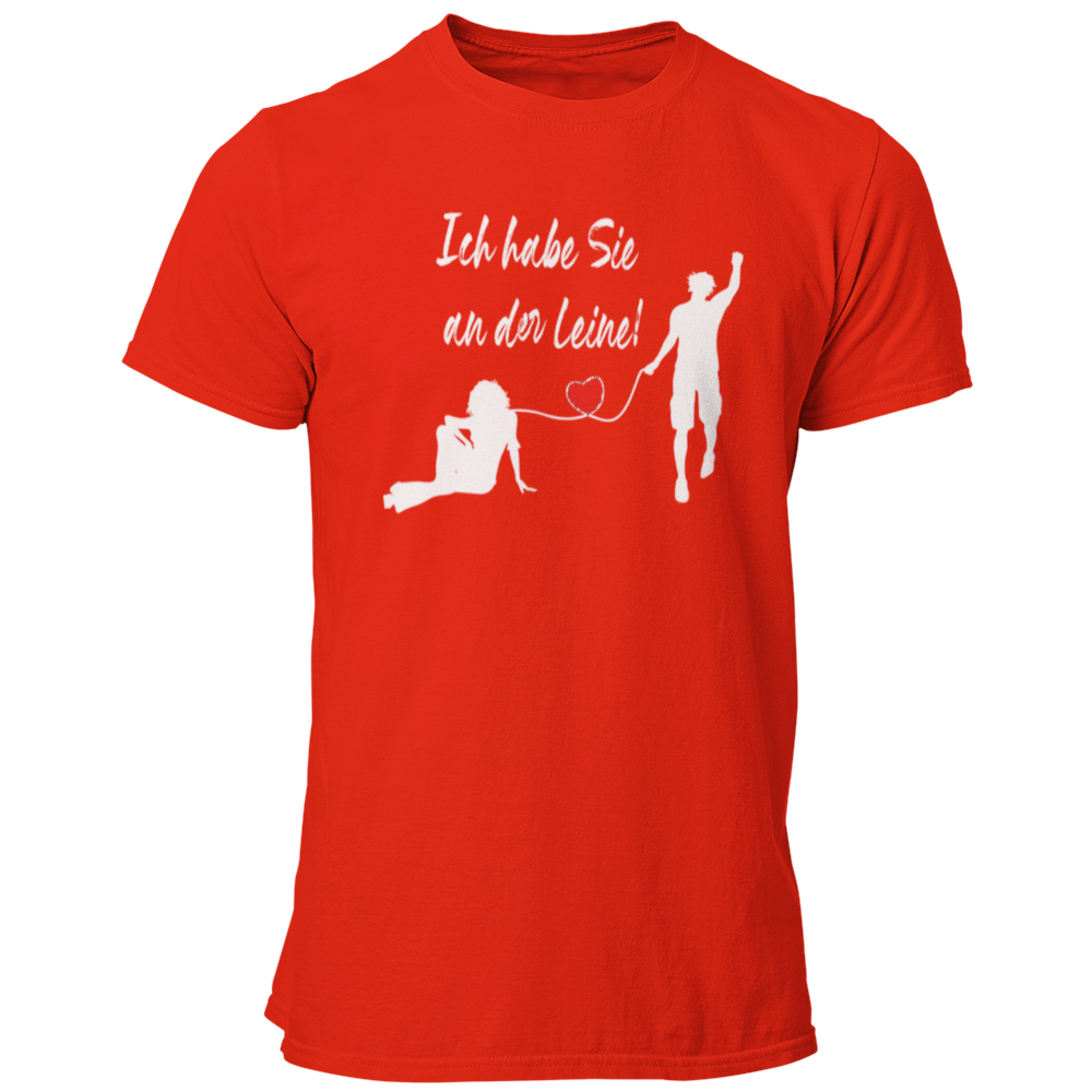 JGA-T-Shirt "Ich habe Sie an der Leine" für den Bräutigam mit stilisiertem Brautpaar und rotem Herz. Humorvolles Design, das stilvoll und witzig ist, ideal für den Junggesellenabschied. Passend für Freunde und Begleiter des Junggesellen.