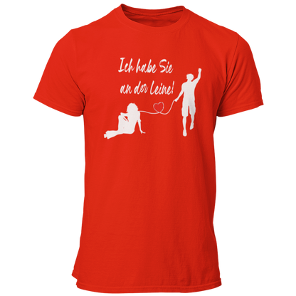 JGA-T-Shirt "Ich habe Sie an der Leine" für den Bräutigam mit stilisiertem Brautpaar und rotem Herz. Humorvolles Design, das stilvoll und witzig ist, ideal für den Junggesellenabschied. Passend für Freunde und Begleiter des Junggesellen.