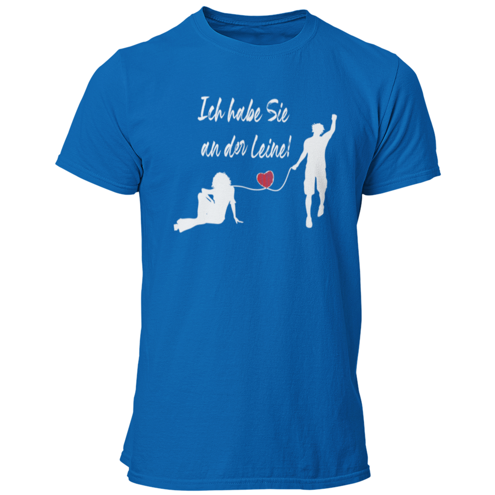 JGA-T-Shirt "Ich habe Sie an der Leine" für den Bräutigam mit stilisiertem Brautpaar und rotem Herz. Humorvolles Design, das stilvoll und witzig ist, ideal für den Junggesellenabschied. Passend für Freunde und Begleiter des Junggesellen.