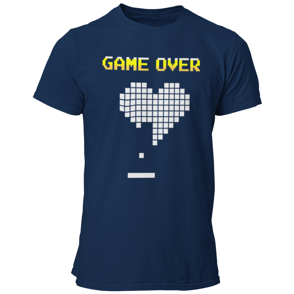 Das JGA T-Shirt "GAME OVER Try again?" ist ein stylisches Shirt im auffälligen Pixel-Design, das an nostalgische Gaming-Abende erinnert. Mit dem markanten „Game Over“-Schriftzug und dem Motto „Try again?“ feiert ihr den letzten Abend des Junggesellen mit Stil. Erhältlich in verschiedenen Farben, sorgt es für einen unvergesslichen Junggesellenabschied!