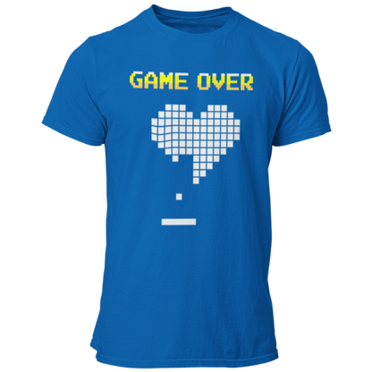 Das JGA T-Shirt "GAME OVER Try again?" ist ein stylisches Shirt im auffälligen Pixel-Design, das an nostalgische Gaming-Abende erinnert. Mit dem markanten „Game Over“-Schriftzug und dem Motto „Try again?“ feiert ihr den letzten Abend des Junggesellen mit Stil. Erhältlich in verschiedenen Farben, sorgt es für einen unvergesslichen Junggesellenabschied!