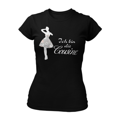 Damen T-Shirt mit dem Aufdruck 'Ich bin die Cousine', gestaltet mit einer stilvollen Frauen-Silhouette im Partykleid und verschnörkelter Schrift. Dieses witzige JGA Shirt zeigt die enge Verbindung zur Braut und sorgt für Aufmerksamkeitsgarantie. Kombinierbar mit den Shirts 'Ich bin die Braut' und 'Ich bin die Tante', perfekt für Junggesellinnenabschiede.