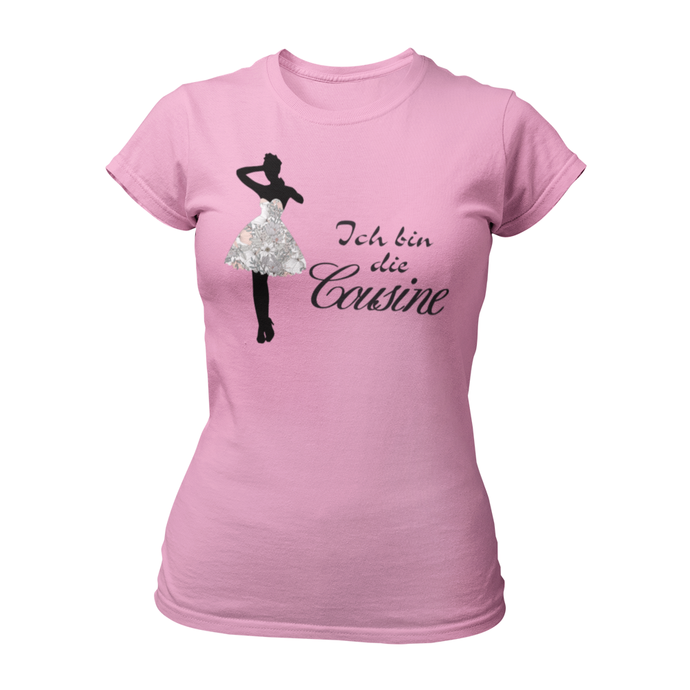 Damen T-Shirt mit dem Aufdruck 'Ich bin die Cousine', gestaltet mit einer stilvollen Frauen-Silhouette im Partykleid und verschnörkelter Schrift. Dieses witzige JGA Shirt zeigt die enge Verbindung zur Braut und sorgt für Aufmerksamkeitsgarantie. Kombinierbar mit den Shirts 'Ich bin die Braut' und 'Ich bin die Tante', perfekt für Junggesellinnenabschiede.