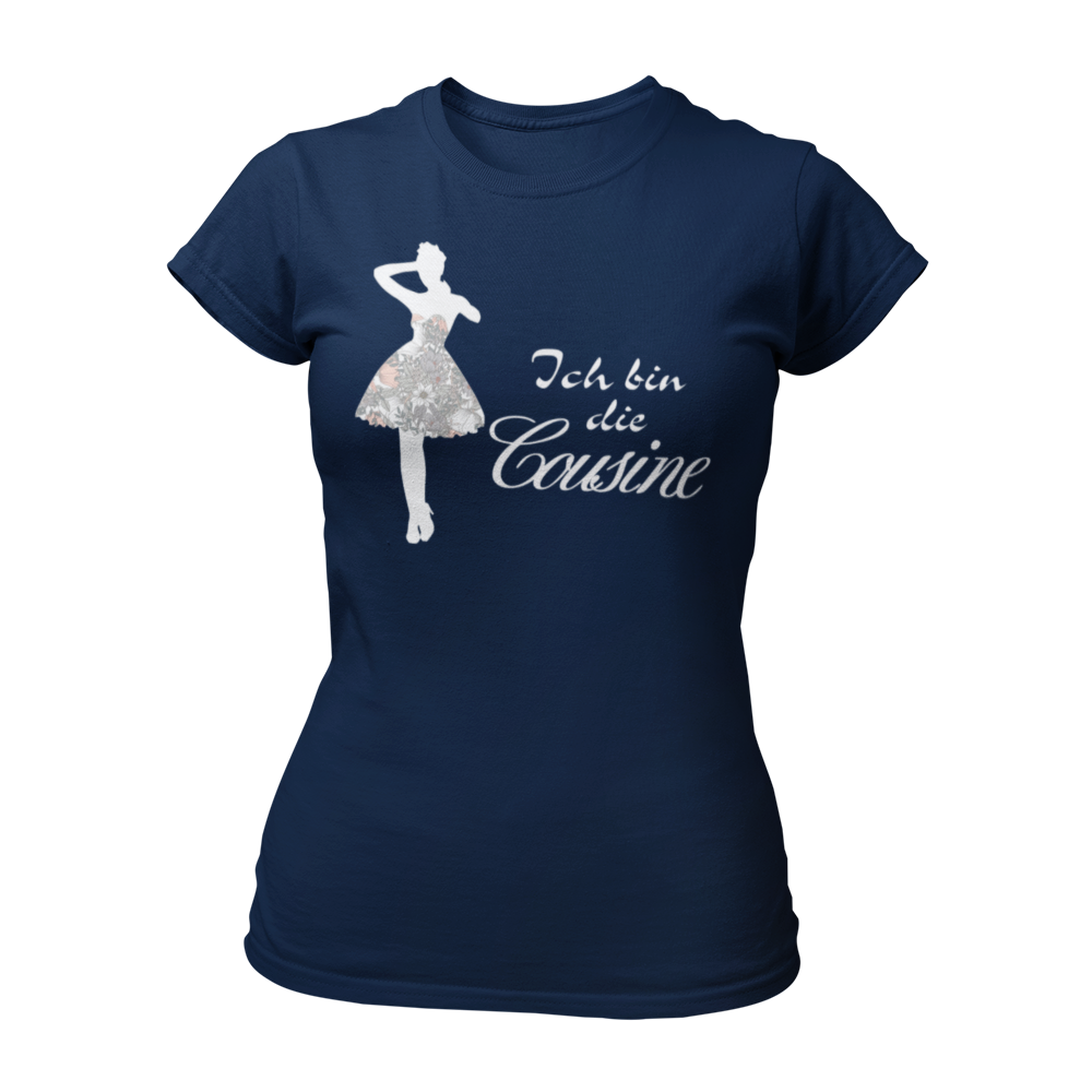 Damen T-Shirt mit dem Aufdruck 'Ich bin die Cousine', gestaltet mit einer stilvollen Frauen-Silhouette im Partykleid und verschnörkelter Schrift. Dieses witzige JGA Shirt zeigt die enge Verbindung zur Braut und sorgt für Aufmerksamkeitsgarantie. Kombinierbar mit den Shirts 'Ich bin die Braut' und 'Ich bin die Tante', perfekt für Junggesellinnenabschiede.