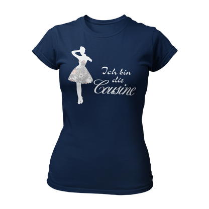 Damen T-Shirt mit dem Aufdruck 'Ich bin die Cousine', gestaltet mit einer stilvollen Frauen-Silhouette im Partykleid und verschnörkelter Schrift. Dieses witzige JGA Shirt zeigt die enge Verbindung zur Braut und sorgt für Aufmerksamkeitsgarantie. Kombinierbar mit den Shirts 'Ich bin die Braut' und 'Ich bin die Tante', perfekt für Junggesellinnenabschiede.