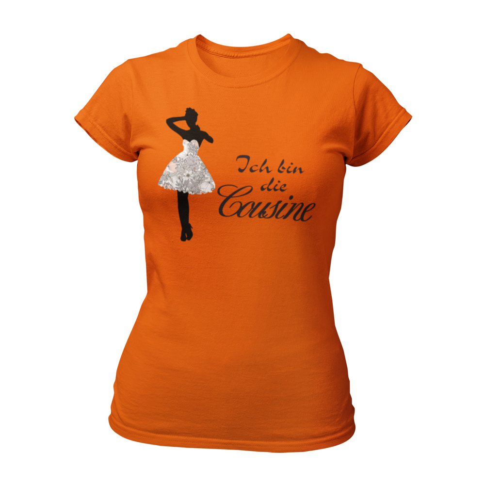 Damen T-Shirt mit dem Aufdruck 'Ich bin die Cousine', gestaltet mit einer stilvollen Frauen-Silhouette im Partykleid und verschnörkelter Schrift. Dieses witzige JGA Shirt zeigt die enge Verbindung zur Braut und sorgt für Aufmerksamkeitsgarantie. Kombinierbar mit den Shirts 'Ich bin die Braut' und 'Ich bin die Tante', perfekt für Junggesellinnenabschiede.