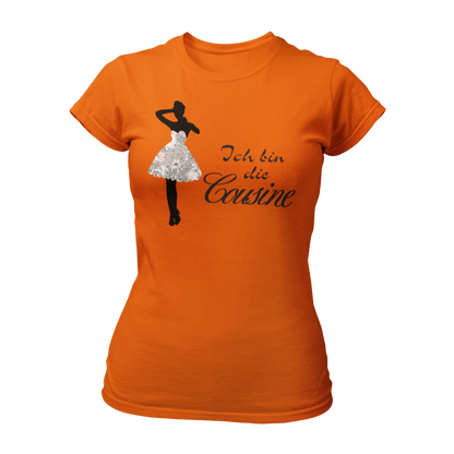 Damen T-Shirt mit dem Aufdruck 'Ich bin die Cousine', gestaltet mit einer stilvollen Frauen-Silhouette im Partykleid und verschnörkelter Schrift. Dieses witzige JGA Shirt zeigt die enge Verbindung zur Braut und sorgt für Aufmerksamkeitsgarantie. Kombinierbar mit den Shirts 'Ich bin die Braut' und 'Ich bin die Tante', perfekt für Junggesellinnenabschiede.