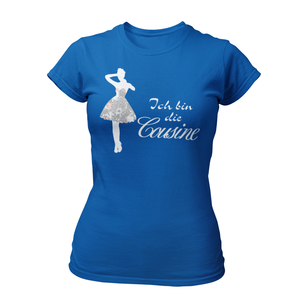 Damen T-Shirt mit dem Aufdruck 'Ich bin die Cousine', gestaltet mit einer stilvollen Frauen-Silhouette im Partykleid und verschnörkelter Schrift. Dieses witzige JGA Shirt zeigt die enge Verbindung zur Braut und sorgt für Aufmerksamkeitsgarantie. Kombinierbar mit den Shirts 'Ich bin die Braut' und 'Ich bin die Tante', perfekt für Junggesellinnenabschiede.