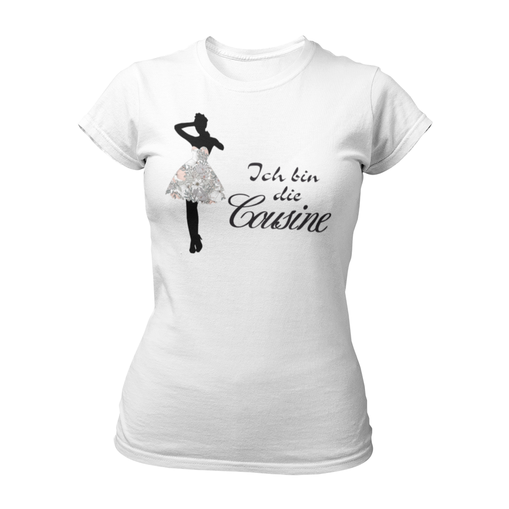 Damen T-Shirt mit dem Aufdruck 'Ich bin die Cousine', gestaltet mit einer stilvollen Frauen-Silhouette im Partykleid und verschnörkelter Schrift. Dieses witzige JGA Shirt zeigt die enge Verbindung zur Braut und sorgt für Aufmerksamkeitsgarantie. Kombinierbar mit den Shirts 'Ich bin die Braut' und 'Ich bin die Tante', perfekt für Junggesellinnenabschiede.