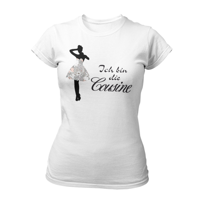 Damen T-Shirt mit dem Aufdruck 'Ich bin die Cousine', gestaltet mit einer stilvollen Frauen-Silhouette im Partykleid und verschnörkelter Schrift. Dieses witzige JGA Shirt zeigt die enge Verbindung zur Braut und sorgt für Aufmerksamkeitsgarantie. Kombinierbar mit den Shirts 'Ich bin die Braut' und 'Ich bin die Tante', perfekt für Junggesellinnenabschiede.