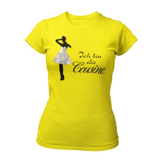 Damen T-Shirt mit dem Aufdruck 'Ich bin die Cousine', gestaltet mit einer stilvollen Frauen-Silhouette im Partykleid und verschnörkelter Schrift. Dieses witzige JGA Shirt zeigt die enge Verbindung zur Braut und sorgt für Aufmerksamkeitsgarantie. Kombinierbar mit den Shirts 'Ich bin die Braut' und 'Ich bin die Tante', perfekt für Junggesellinnenabschiede.