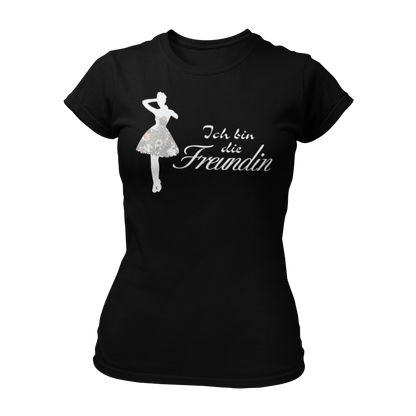 Damen T-Shirt "Ich bin die Freundin" mit stolzer Aufschrift, ideal für die beste Freundin der Braut beim Junggesellinnenabschied. Das Shirt betont die besondere Verbindung und lässt sich perfekt mit den T-Shirts „Ich bin die Braut“ oder „Ich bin die Trauzeugin“ kombinieren, um ein einheitliches Look für die Feier zu schaffen.