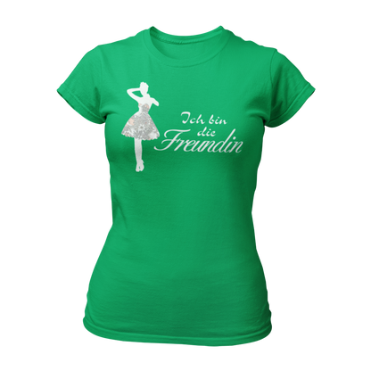 Damen T-Shirt "Ich bin die Freundin" mit stolzer Aufschrift, ideal für die beste Freundin der Braut beim Junggesellinnenabschied. Das Shirt betont die besondere Verbindung und lässt sich perfekt mit den T-Shirts „Ich bin die Braut“ oder „Ich bin die Trauzeugin“ kombinieren, um ein einheitliches Look für die Feier zu schaffen.