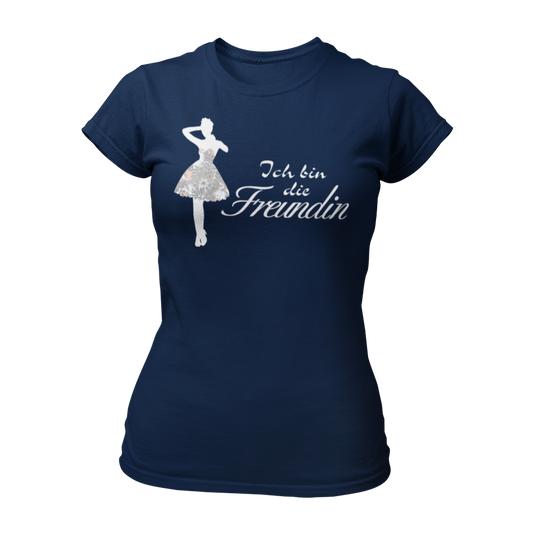 Damen T-Shirt "Ich bin die Freundin" mit stolzer Aufschrift, ideal für die beste Freundin der Braut beim Junggesellinnenabschied. Das Shirt betont die besondere Verbindung und lässt sich perfekt mit den T-Shirts „Ich bin die Braut“ oder „Ich bin die Trauzeugin“ kombinieren, um ein einheitliches Look für die Feier zu schaffen.