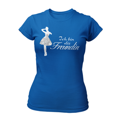 Damen T-Shirt "Ich bin die Freundin" mit stolzer Aufschrift, ideal für die beste Freundin der Braut beim Junggesellinnenabschied. Das Shirt betont die besondere Verbindung und lässt sich perfekt mit den T-Shirts „Ich bin die Braut“ oder „Ich bin die Trauzeugin“ kombinieren, um ein einheitliches Look für die Feier zu schaffen.