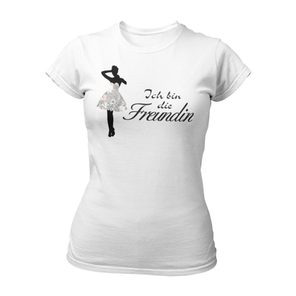 Damen T-Shirt "Ich bin die Freundin" mit stolzer Aufschrift, ideal für die beste Freundin der Braut beim Junggesellinnenabschied. Das Shirt betont die besondere Verbindung und lässt sich perfekt mit den T-Shirts „Ich bin die Braut“ oder „Ich bin die Trauzeugin“ kombinieren, um ein einheitliches Look für die Feier zu schaffen.