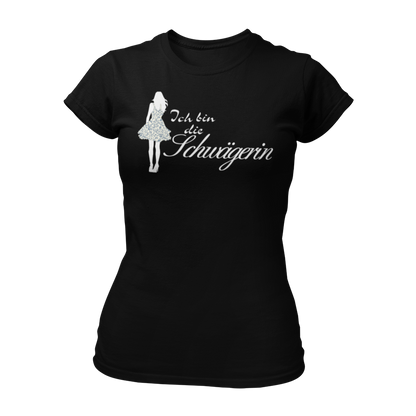 Damen T-Shirt mit der Aufschrift 'Ich bin die Schwägerin', im femininen Schnitt und hochwertiger Direktdruck-Veredelung. Teil der 'Wer bin ich?' Shirt-Serie, die auch die Designs 'Ich bin die Braut', 'Ich bin die Trauzeugin' und 'Ich bin die Tante' umfasst. Ideal für Junggesellinnenabschiede, um die Zugehörigkeit zur Hochzeitsgesellschaft zu zeigen."