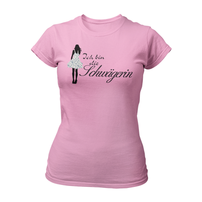 Damen T-Shirt mit der Aufschrift 'Ich bin die Schwägerin', im femininen Schnitt und hochwertiger Direktdruck-Veredelung. Teil der 'Wer bin ich?' Shirt-Serie, die auch die Designs 'Ich bin die Braut', 'Ich bin die Trauzeugin' und 'Ich bin die Tante' umfasst. Ideal für Junggesellinnenabschiede, um die Zugehörigkeit zur Hochzeitsgesellschaft zu zeigen."