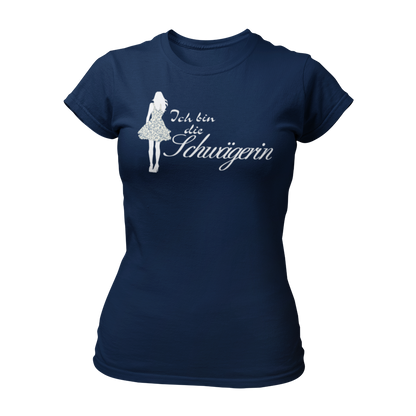 Damen T-Shirt mit der Aufschrift 'Ich bin die Schwägerin', im femininen Schnitt und hochwertiger Direktdruck-Veredelung. Teil der 'Wer bin ich?' Shirt-Serie, die auch die Designs 'Ich bin die Braut', 'Ich bin die Trauzeugin' und 'Ich bin die Tante' umfasst. Ideal für Junggesellinnenabschiede, um die Zugehörigkeit zur Hochzeitsgesellschaft zu zeigen."