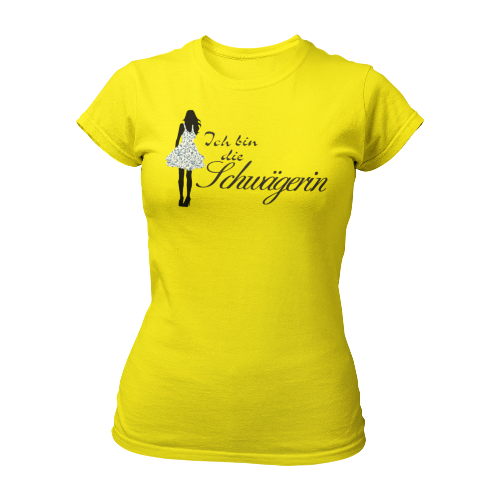 Damen T-Shirt mit der Aufschrift 'Ich bin die Schwägerin', im femininen Schnitt und hochwertiger Direktdruck-Veredelung. Teil der 'Wer bin ich?' Shirt-Serie, die auch die Designs 'Ich bin die Braut', 'Ich bin die Trauzeugin' und 'Ich bin die Tante' umfasst. Ideal für Junggesellinnenabschiede, um die Zugehörigkeit zur Hochzeitsgesellschaft zu zeigen."