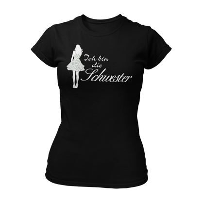 Damen T-Shirt mit der Aufschrift 'Ich bin die Schwester' in eleganter Schreibschrift, begleitet von einer stilisierten Frau im Partydress. Teil der Shirt-Designreihe 'Wer bist Du?', die Fragen zur Identität direkt klärt. Ideal für Junggesellinnenabschiede, um Spaß mit Passanten zu haben und das Eis zu brechen. Dieses Shirt fördert Gespräche und eignet sich hervorragend, um den Abend unbeschwert zu genießen und Einnahmen zu generieren.