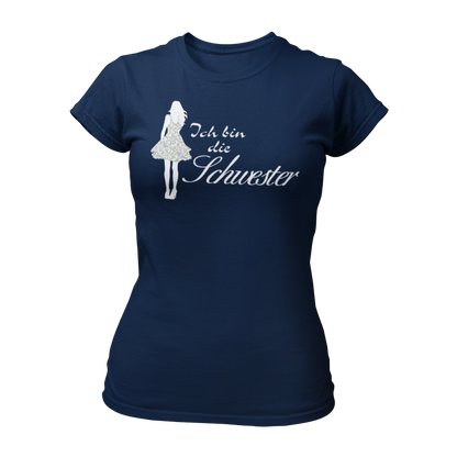 Damen T-Shirt mit der Aufschrift 'Ich bin die Schwester' in eleganter Schreibschrift, begleitet von einer stilisierten Frau im Partydress. Teil der Shirt-Designreihe 'Wer bist Du?', die Fragen zur Identität direkt klärt. Ideal für Junggesellinnenabschiede, um Spaß mit Passanten zu haben und das Eis zu brechen. Dieses Shirt fördert Gespräche und eignet sich hervorragend, um den Abend unbeschwert zu genießen und Einnahmen zu generieren.