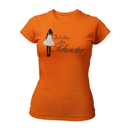 Damen T-Shirt mit der Aufschrift 'Ich bin die Schwester' in eleganter Schreibschrift, begleitet von einer stilisierten Frau im Partydress. Teil der Shirt-Designreihe 'Wer bist Du?', die Fragen zur Identität direkt klärt. Ideal für Junggesellinnenabschiede, um Spaß mit Passanten zu haben und das Eis zu brechen. Dieses Shirt fördert Gespräche und eignet sich hervorragend, um den Abend unbeschwert zu genießen und Einnahmen zu generieren.