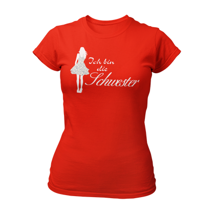 Damen T-Shirt mit der Aufschrift 'Ich bin die Schwester' in eleganter Schreibschrift, begleitet von einer stilisierten Frau im Partydress. Teil der Shirt-Designreihe 'Wer bist Du?', die Fragen zur Identität direkt klärt. Ideal für Junggesellinnenabschiede, um Spaß mit Passanten zu haben und das Eis zu brechen. Dieses Shirt fördert Gespräche und eignet sich hervorragend, um den Abend unbeschwert zu genießen und Einnahmen zu generieren.