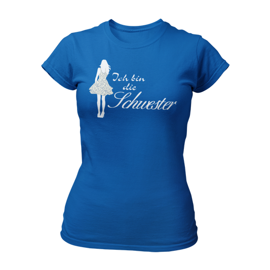 Damen T-Shirt mit der Aufschrift 'Ich bin die Schwester' in eleganter Schreibschrift, begleitet von einer stilisierten Frau im Partydress. Teil der Shirt-Designreihe 'Wer bist Du?', die Fragen zur Identität direkt klärt. Ideal für Junggesellinnenabschiede, um Spaß mit Passanten zu haben und das Eis zu brechen. Dieses Shirt fördert Gespräche und eignet sich hervorragend, um den Abend unbeschwert zu genießen und Einnahmen zu generieren.