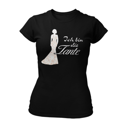 Damen T-Shirt mit der Aufschrift 'Ich bin die Tante' aus der Druckideen-Reihe 'Wer bin ich?'. Das Shirt zeigt eine stilisierte Tante in einem langen, eleganten Abendkleid und gibt einen ersten Eindruck von ihrem Hochzeitsoutfit. Teil einer Reihe, die auch die Designs 'Ich bin die Braut', 'Ich bin die Trauzeugin' und 'Ich bin die Schwester' umfasst. Dieses Shirt fördert das Kennenlernen und sorgt für Spaß beim Junggesellenabschied, während es Gespräche anregt