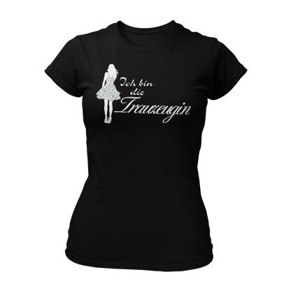 Damen T-Shirt "Ich bin die Trauzeugin" mit einem Druck einer Frau im Partykleid und geschwungenem Text. Perfekt für den Junggesellinnenabschied, um die Rollen der Teilnehmerinnen schnell zu erkennen.