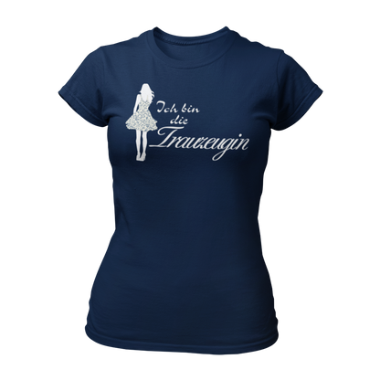 Damen T-Shirt "Ich bin die Trauzeugin" mit einem Druck einer Frau im Partykleid und geschwungenem Text. Perfekt für den Junggesellinnenabschied, um die Rollen der Teilnehmerinnen schnell zu erkennen.