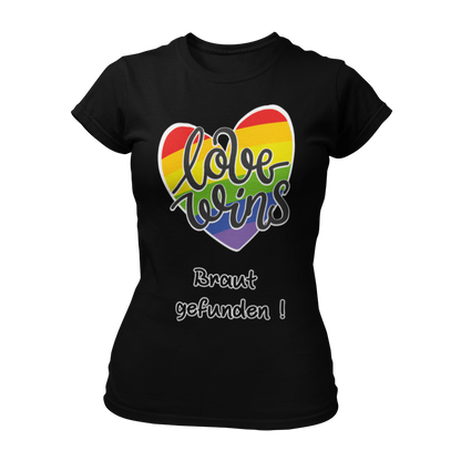 JGA T-Shirt "Love wins! Braut gefunden" für lesbische Paare, in Regenbogenfarben mit dem Schriftzug "love wins" und dem Zusatz "Braut gefunden". Das Shirt hebt die besondere Rolle der angehenden Braut hervor und sorgt mit seinem humorvollen Design und knalligen Farben für gute Laune. Erhältlich in verschiedenen Farben, bietet es eine gute Passform und Waschbeständigkeit zu einem günstigen Preis.