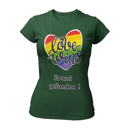 JGA T-Shirt "Love wins! Braut gefunden" für lesbische Paare, in Regenbogenfarben mit dem Schriftzug "love wins" und dem Zusatz "Braut gefunden". Das Shirt hebt die besondere Rolle der angehenden Braut hervor und sorgt mit seinem humorvollen Design und knalligen Farben für gute Laune. Erhältlich in verschiedenen Farben, bietet es eine gute Passform und Waschbeständigkeit zu einem günstigen Preis.