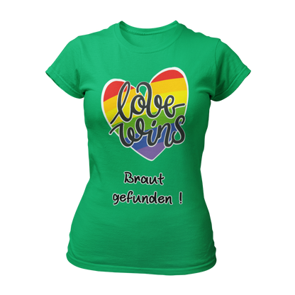 JGA T-Shirt "Love wins! Braut gefunden" für lesbische Paare, in Regenbogenfarben mit dem Schriftzug "love wins" und dem Zusatz "Braut gefunden". Das Shirt hebt die besondere Rolle der angehenden Braut hervor und sorgt mit seinem humorvollen Design und knalligen Farben für gute Laune. Erhältlich in verschiedenen Farben, bietet es eine gute Passform und Waschbeständigkeit zu einem günstigen Preis.