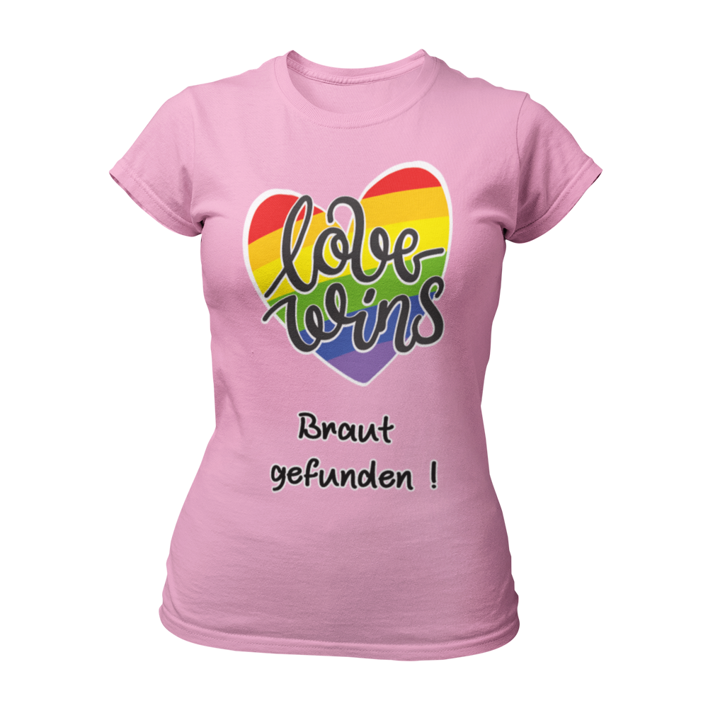 JGA T-Shirt "Love wins! Braut gefunden" für lesbische Paare, in Regenbogenfarben mit dem Schriftzug "love wins" und dem Zusatz "Braut gefunden". Das Shirt hebt die besondere Rolle der angehenden Braut hervor und sorgt mit seinem humorvollen Design und knalligen Farben für gute Laune. Erhältlich in verschiedenen Farben, bietet es eine gute Passform und Waschbeständigkeit zu einem günstigen Preis.