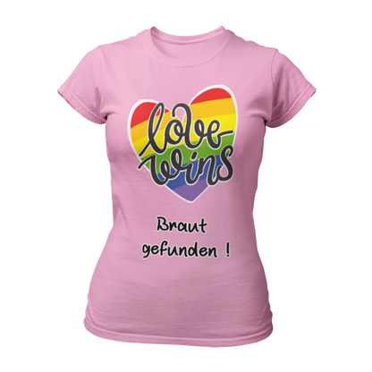 JGA T-Shirt "Love wins! Braut gefunden" für lesbische Paare, in Regenbogenfarben mit dem Schriftzug "love wins" und dem Zusatz "Braut gefunden". Das Shirt hebt die besondere Rolle der angehenden Braut hervor und sorgt mit seinem humorvollen Design und knalligen Farben für gute Laune. Erhältlich in verschiedenen Farben, bietet es eine gute Passform und Waschbeständigkeit zu einem günstigen Preis.