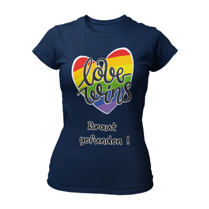 JGA T-Shirt "Love wins! Braut gefunden" für lesbische Paare, in Regenbogenfarben mit dem Schriftzug "love wins" und dem Zusatz "Braut gefunden". Das Shirt hebt die besondere Rolle der angehenden Braut hervor und sorgt mit seinem humorvollen Design und knalligen Farben für gute Laune. Erhältlich in verschiedenen Farben, bietet es eine gute Passform und Waschbeständigkeit zu einem günstigen Preis.