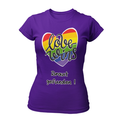 JGA T-Shirt "Love wins! Braut gefunden" für lesbische Paare, in Regenbogenfarben mit dem Schriftzug "love wins" und dem Zusatz "Braut gefunden". Das Shirt hebt die besondere Rolle der angehenden Braut hervor und sorgt mit seinem humorvollen Design und knalligen Farben für gute Laune. Erhältlich in verschiedenen Farben, bietet es eine gute Passform und Waschbeständigkeit zu einem günstigen Preis.