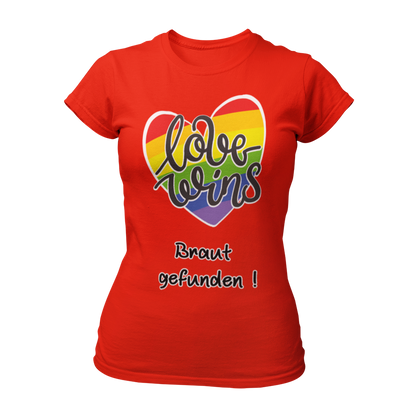 JGA T-Shirt "Love wins! Braut gefunden" für lesbische Paare, in Regenbogenfarben mit dem Schriftzug "love wins" und dem Zusatz "Braut gefunden". Das Shirt hebt die besondere Rolle der angehenden Braut hervor und sorgt mit seinem humorvollen Design und knalligen Farben für gute Laune. Erhältlich in verschiedenen Farben, bietet es eine gute Passform und Waschbeständigkeit zu einem günstigen Preis.