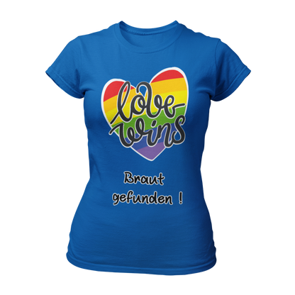 JGA T-Shirt "Love wins! Braut gefunden" für lesbische Paare, in Regenbogenfarben mit dem Schriftzug "love wins" und dem Zusatz "Braut gefunden". Das Shirt hebt die besondere Rolle der angehenden Braut hervor und sorgt mit seinem humorvollen Design und knalligen Farben für gute Laune. Erhältlich in verschiedenen Farben, bietet es eine gute Passform und Waschbeständigkeit zu einem günstigen Preis.