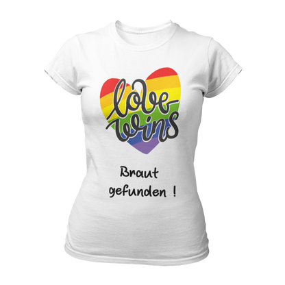 JGA T-Shirt "Love wins! Braut gefunden" für lesbische Paare, in Regenbogenfarben mit dem Schriftzug "love wins" und dem Zusatz "Braut gefunden". Das Shirt hebt die besondere Rolle der angehenden Braut hervor und sorgt mit seinem humorvollen Design und knalligen Farben für gute Laune. Erhältlich in verschiedenen Farben, bietet es eine gute Passform und Waschbeständigkeit zu einem günstigen Preis.